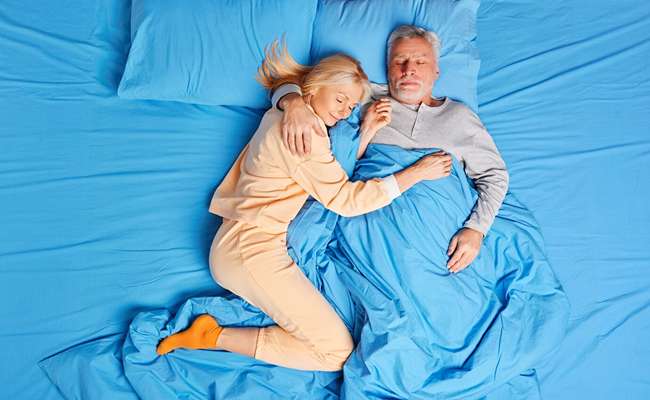 خوابیدن کنار کسی که دوستش دارید میتواند ایمنی بدن را افزایش دهد