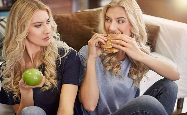 چرا غذا خوردن با حواسپرتی باعث چاقی و کاهش لذت جنسی میشود؟