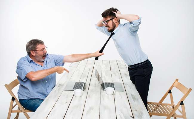 چگونه به طور مؤثر با قلدری پنهان در محیط کار مقابله کنیم؟
