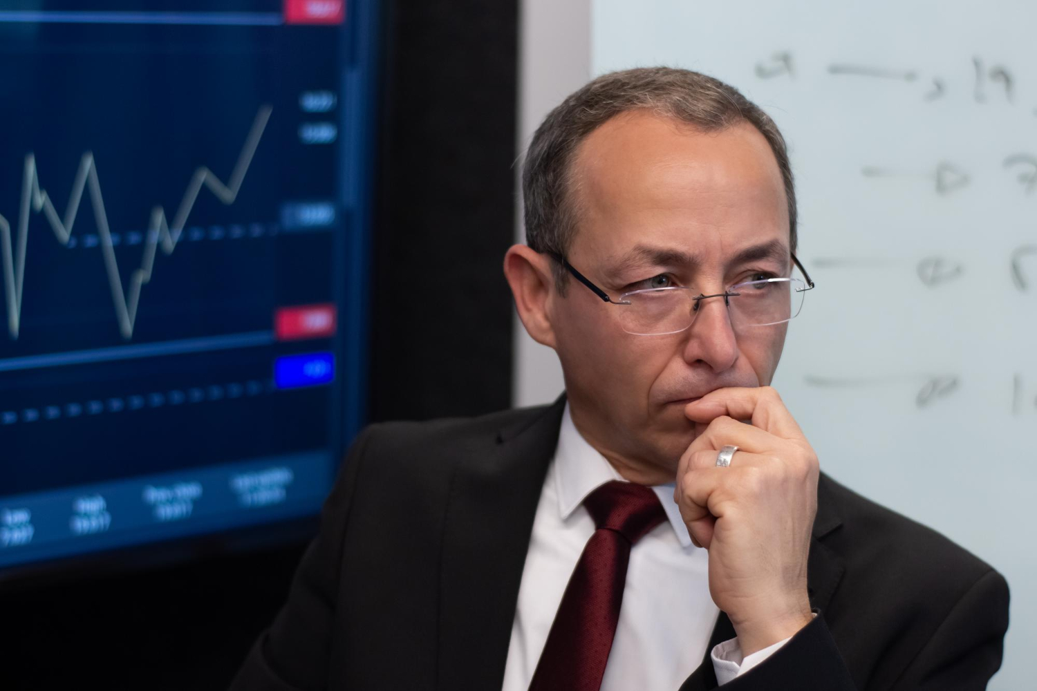 یک مدیر موفق در حال تفکر بر چگوگنی مدیریت سرمایه و ثروت خود - دکتر سعید بهکام مشاور مدیریت ثروت در ایران